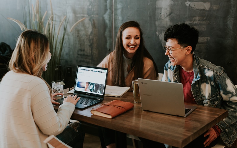 ミーティング中のスタッフ