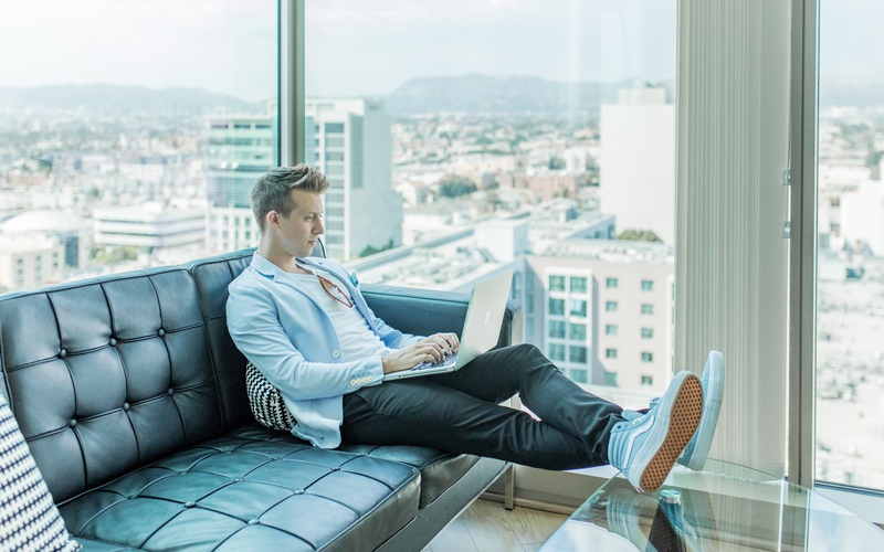 自宅のソファで仕事をする人